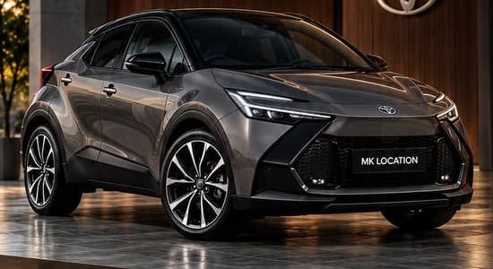 Toyota C-HR gris, vue de trois quarts avant, dans un showroom aux boiseries chaudes