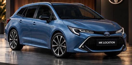 Toyota Corolla Touring bleue, vue de trois quarts avant, dans un showroom
