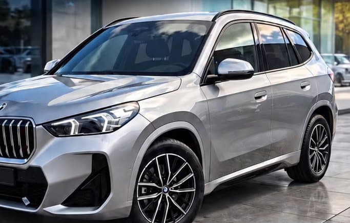 BMW X1 Pack M gris argent, vue de trois quarts avant