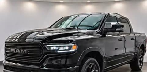 Dodge RAM 1500 noir, vue de trois quarts avant