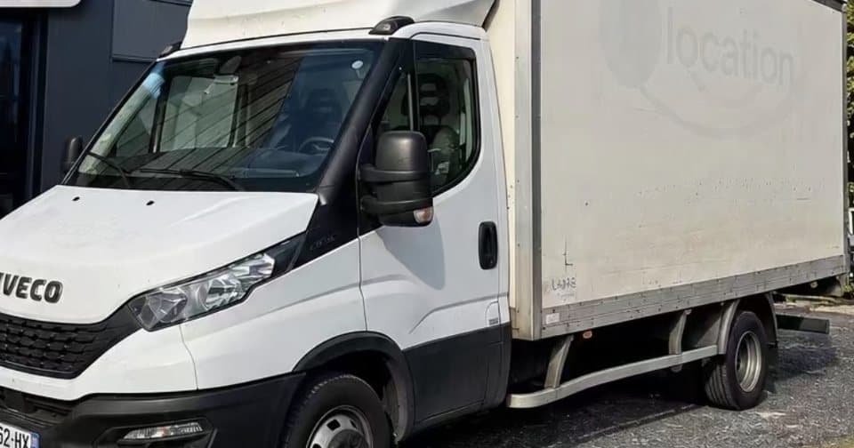 Iveco Daily blanc à caisse grand volume, vue de trois quarts avant