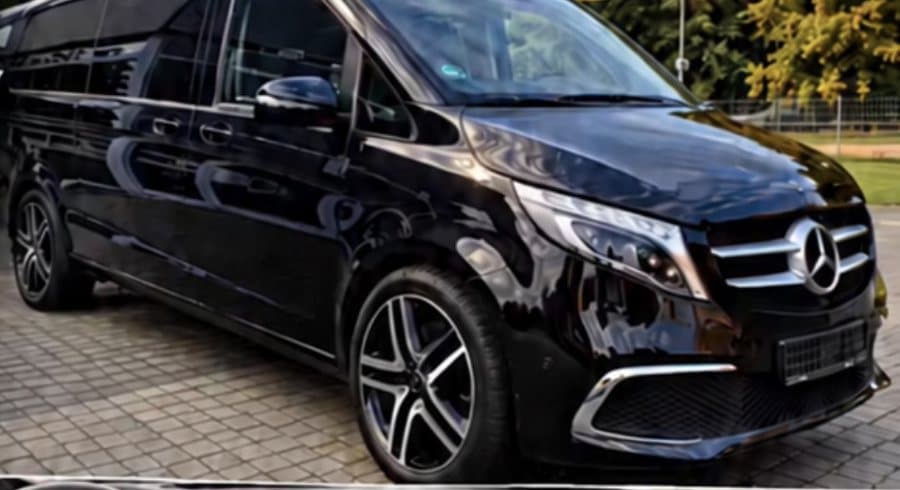 Mercedes-Benz Classe V noire, vue de trois quarts avant