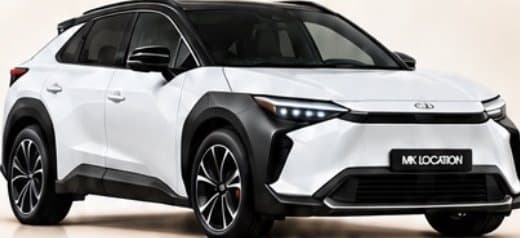 Toyota bZ4X blanc et noir, vue de trois quarts avant